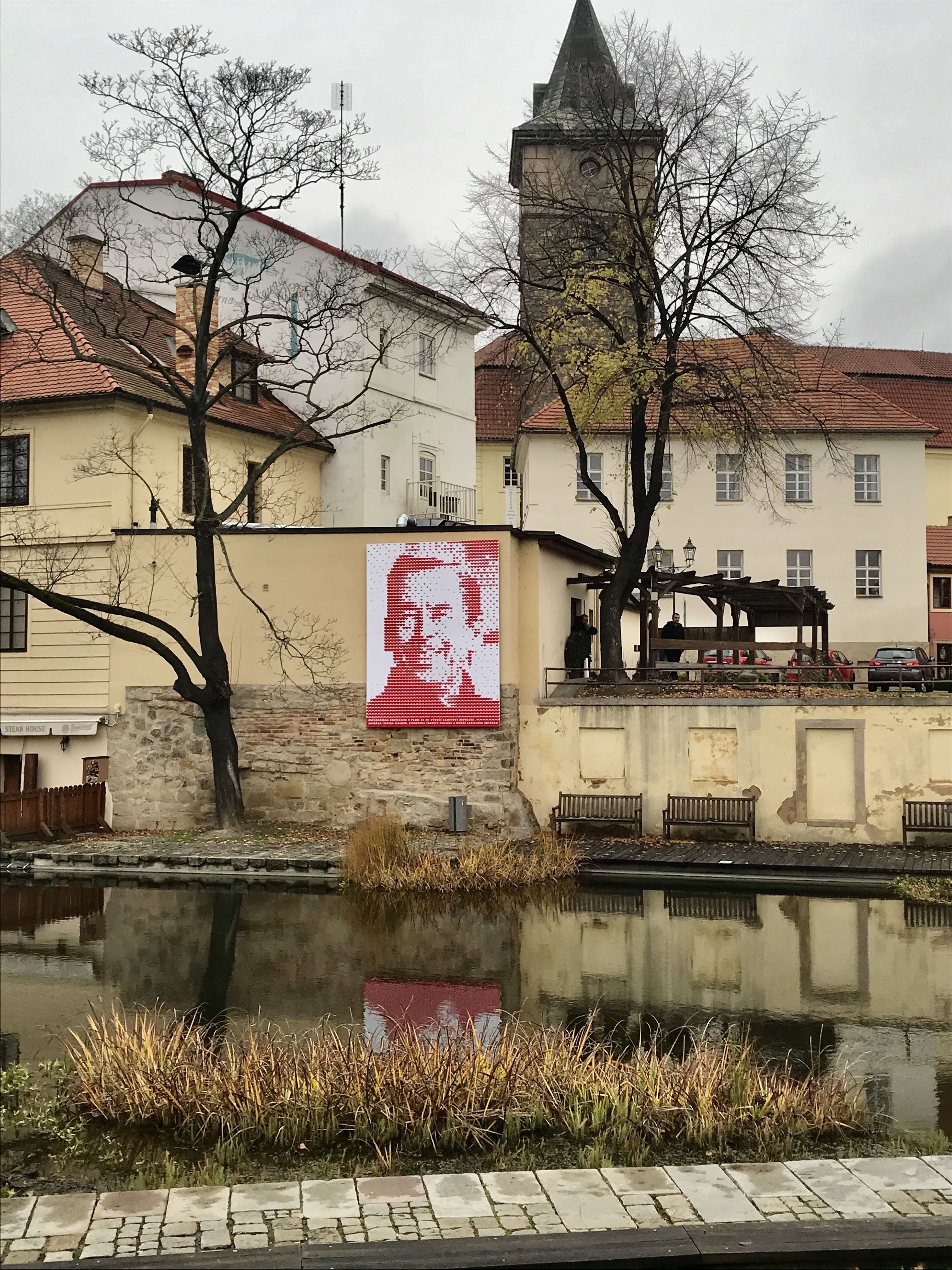 Srdíčkový Havel ze Západočeské univerzity zdobí centrum Plzně