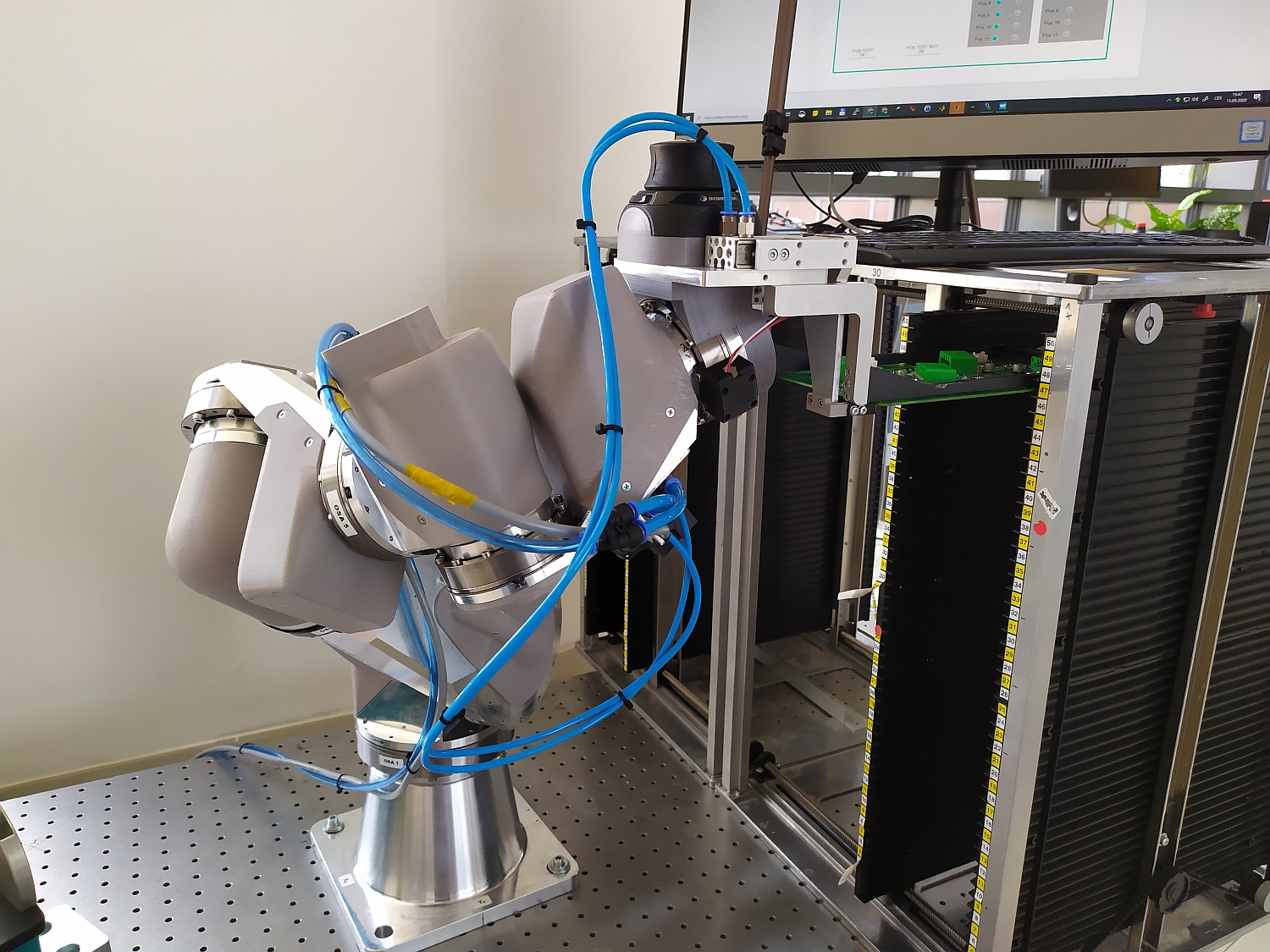 Ve výzkumném centru NTIS vyvinuli robota pro náročné manipulace v omezeném prostoru