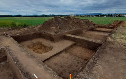 Archeologové Fakulty filozofické objevili nedaleko Řípu unikátní pravěkou mohylu s pohřbem dítěte