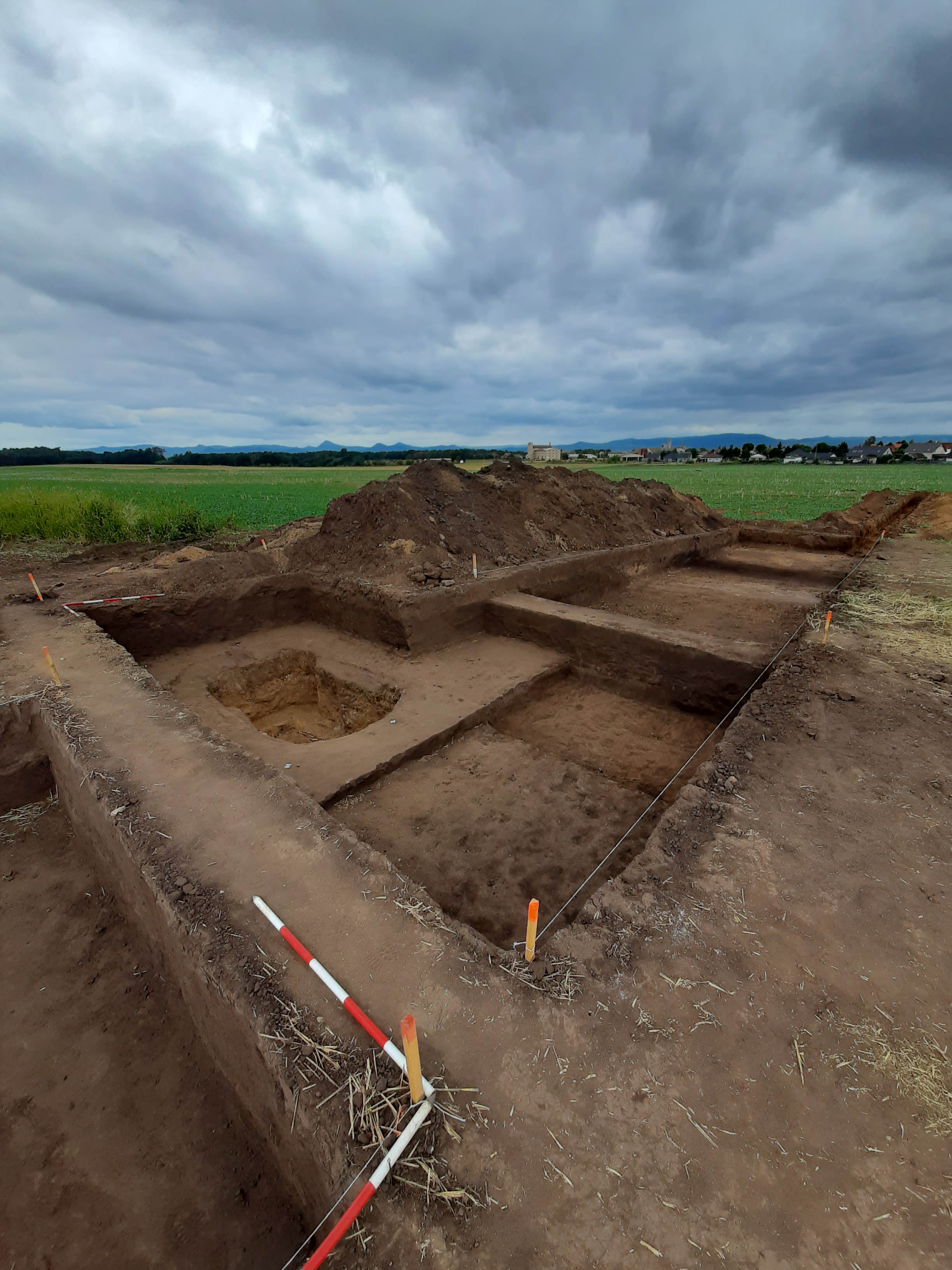 Archeologové Fakulty filozofické objevili nedaleko Řípu unikátní pravěkou mohylu s pohřbem dítěte