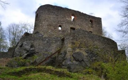 Archeologové ZČU zvou k prohlídce mohyly, hradiště, tvrzi, archeoskanzenu i dvou zřícenin