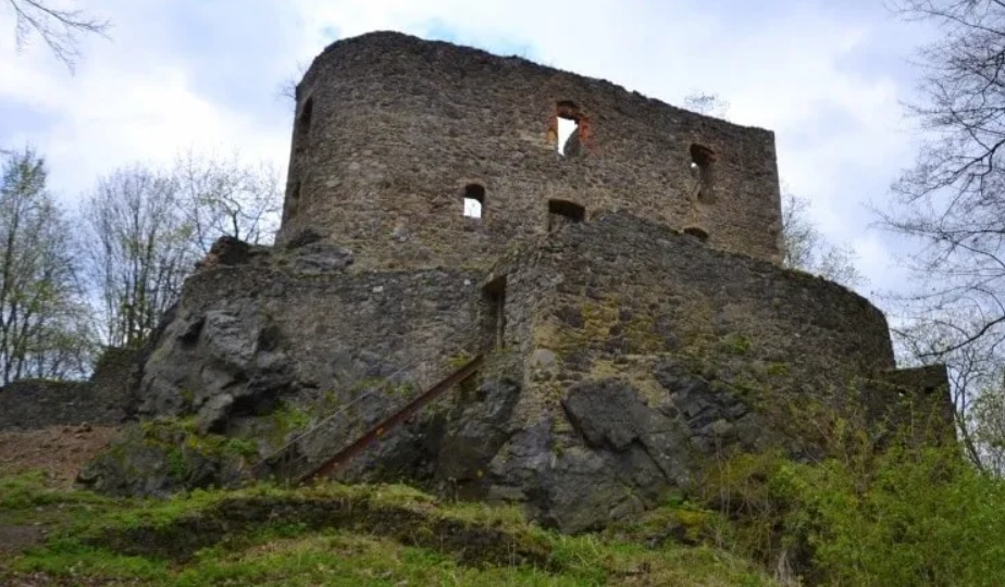 Archeologové ZČU zvou k prohlídce mohyly, hradiště, tvrzi, archeoskanzenu i dvou zřícenin