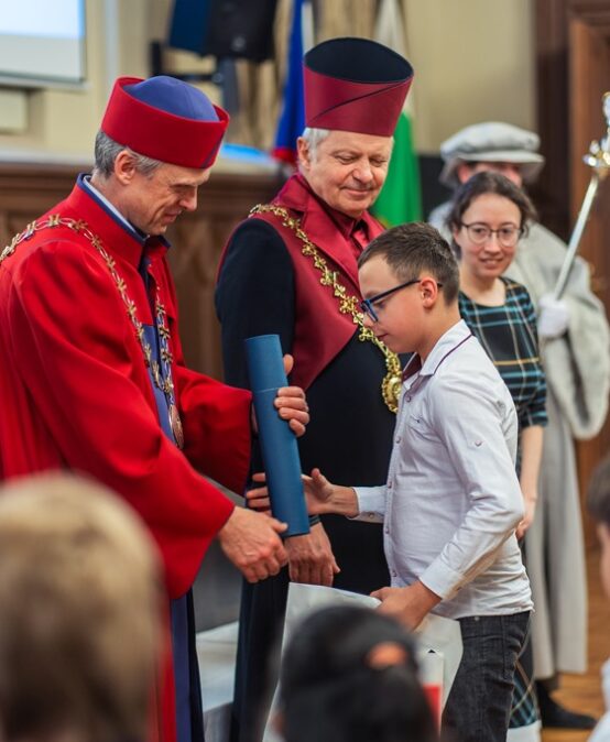 Absolventi a absolventky Dětské univerzity Fakulty pedagogické promovali